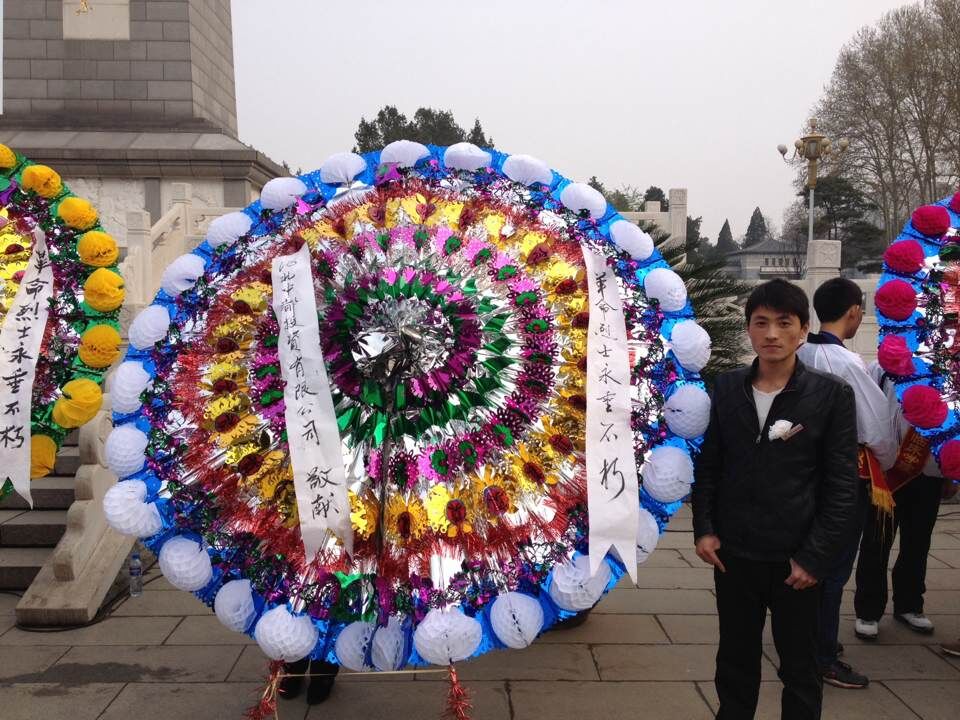 公司干部職工，到華北軍區(qū)烈士陵園掃墓，深切緬懷革命先烈