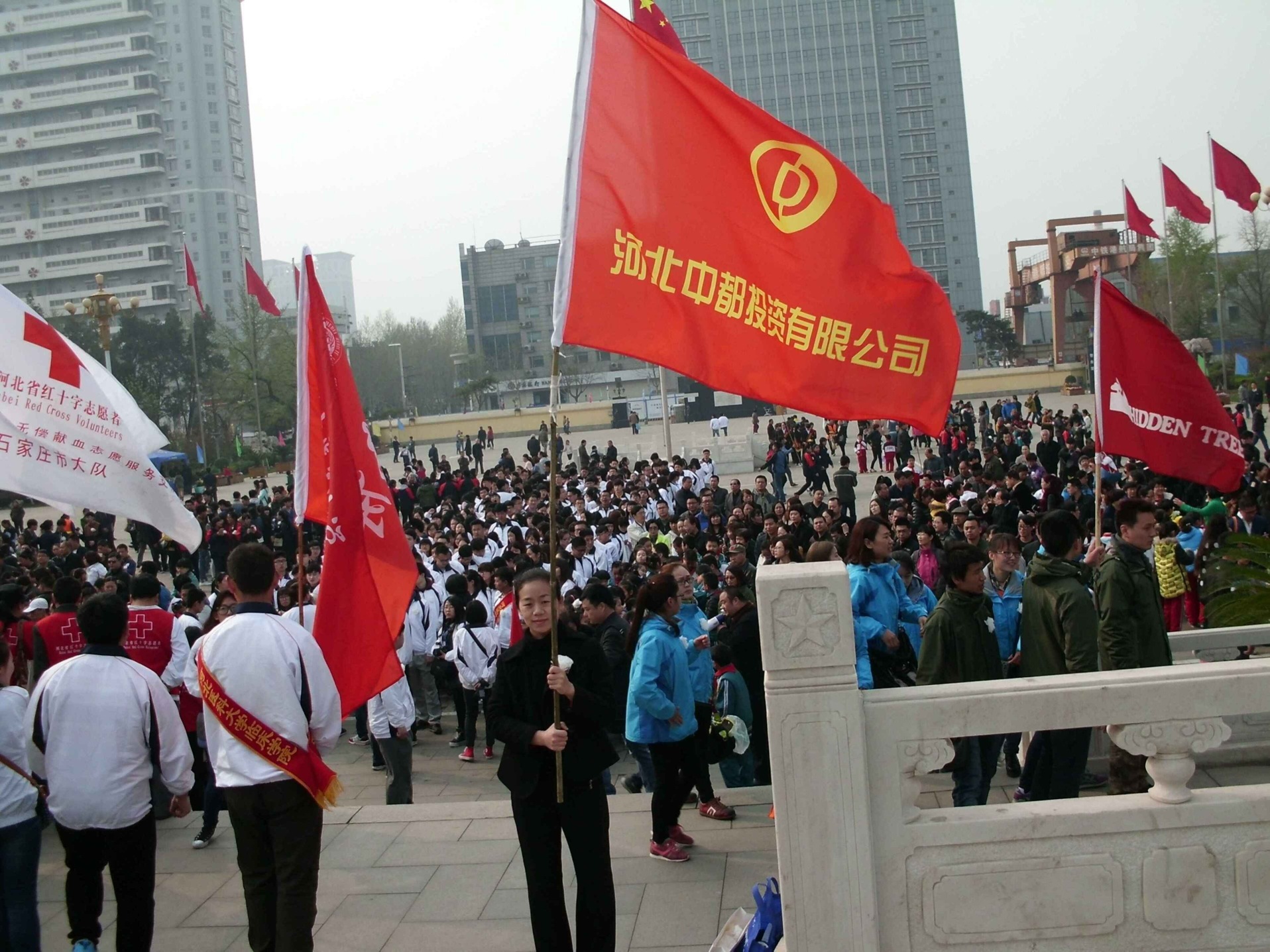 公司干部職工，到華北軍區(qū)烈士陵園掃墓，深切緬懷革命先烈