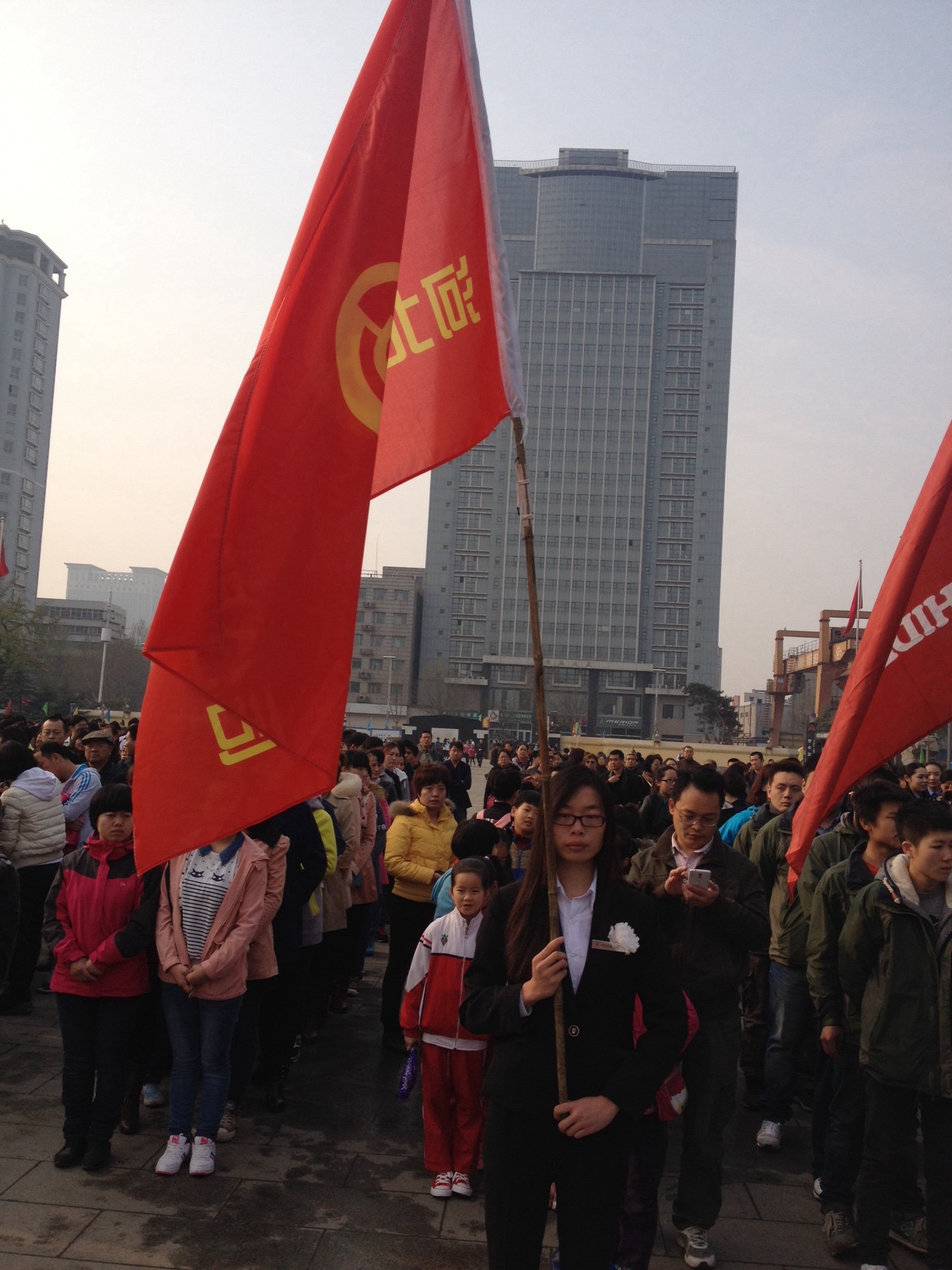公司干部職工，到華北軍區(qū)烈士陵園掃墓，深切緬懷革命先烈